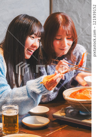 一位年輕女子在螃蟹火鍋度過了女孩之夜[圖片由海鮮居酒屋Uoroko提供] 121939152