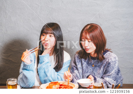 一位年輕女子在螃蟹火鍋度過了女孩之夜[圖片由海鮮居酒屋Uoroko提供] 121939156