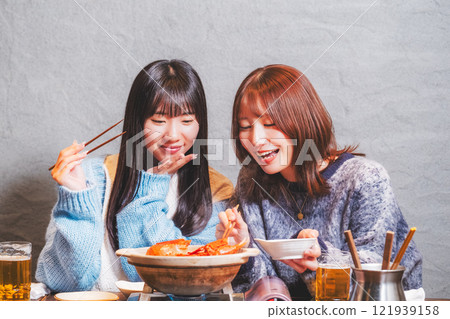 一位年輕女子在螃蟹火鍋度過了女孩之夜[圖片由海鮮居酒屋Uoroko提供] 121939158