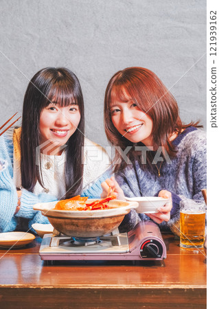 一位年輕女子在螃蟹火鍋度過了女孩之夜[圖片由海鮮居酒屋Uoroko提供] 121939162