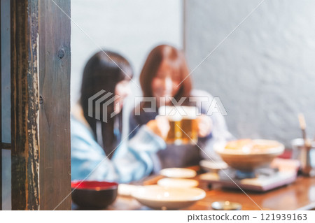 兩位年輕女子在螃蟹火鍋前敬酒[圖片由海鮮居酒屋Uoroko提供] 121939163