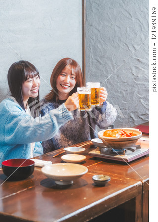 兩位年輕女子在螃蟹火鍋前敬酒[圖片由海鮮居酒屋Uoroko提供] 121939169