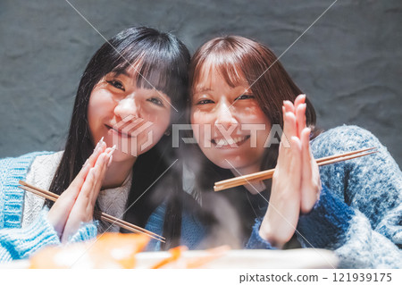 兩位年輕女子在面前享用螃蟹火鍋【圖片由海鮮居酒屋Uoroko提供】 兩位年輕女子在面前享用螃蟹火鍋【圖片由海鮮居酒屋Uoroko提供】 121939175