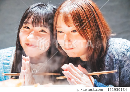 兩位年輕女子在面前享用螃蟹火鍋【圖片由海鮮居酒屋Uoroko提供】 兩位年輕女子在面前享用螃蟹火鍋【圖片由海鮮居酒屋Uoroko提供】 121939184