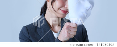 戴著面具的女上班族的形象 戴著面具的女上班族的形象 121939198