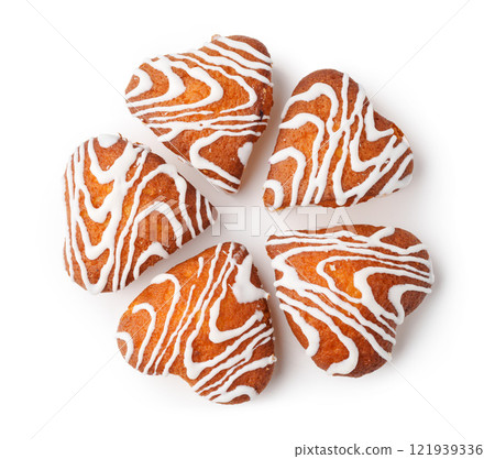 Heart-shaped cookies with white icing decoration arranged in a circle on a white background Heart-shaped cookies with white icing decoration arranged in a circle on a white background 121939336