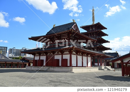 The central temple of Shitennoji Temple: the main hall, five-story pagoda and inner gate (Osaka Prefecture) 121940279