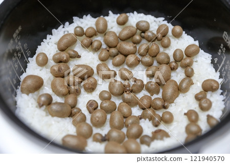 Rice cooked with mugwort 121940570