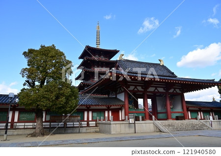 The five-story pagoda and inner gate as seen from the temple grounds (Shitennoji Temple, Osaka Prefecture) The five-story pagoda and inner gate as seen from the temple grounds (Shitennoji Temple, Osaka Prefecture) 121940580