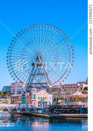 Yokohama cityscape, Japan, January 13th. View of the Ferris wheel and Anniversaire Minatomirai Yokohama (2025) 121940871
