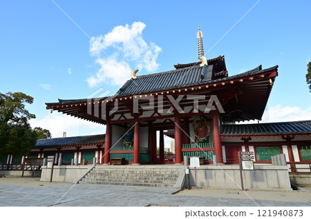 從寺院內可見的五層寶塔和中門(大阪府四天王寺) 從寺院內可見的五層寶塔和中門(大阪府四天王寺) 121940873