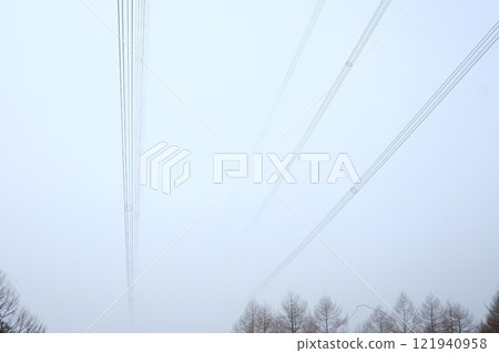 雪山上的輸電線 雪山上的輸電線 121940958