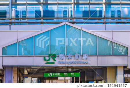 1 月 13 日，日本橫濱城市景觀。櫻木町站南檢票口東口窗外倒映的大摩天輪和小木屋的景色=2020 121941257