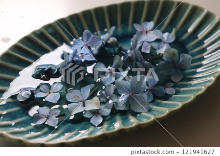漂浮在盤子上的繡球花花瓣 121941627
