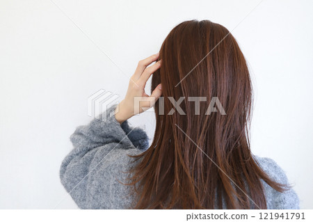 一個女人撫摸她的頭髮 121941791