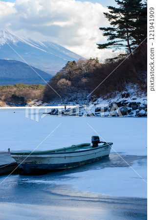 Fuji seen from Lake Yamanaka in winter Fuji seen from Lake Yamanaka in winter 121941909
