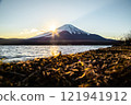 從山中湖看到夕陽映照下的紅色剪影 121941912