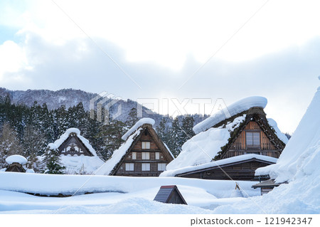 Shirakawago of heavy snow 121942347