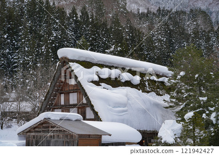 Shirakawago of heavy snow 121942427