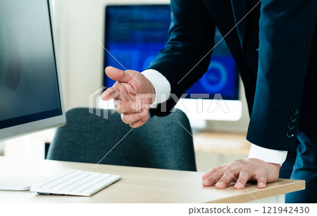 商人在電腦前解釋 商人在電腦前解釋 121942430