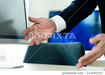 商人在電腦前解釋 121942433