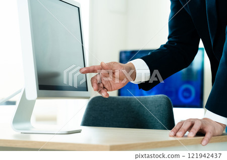 商人在電腦前解釋 121942437