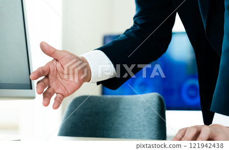 商人在電腦前解釋 121942438