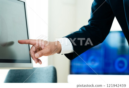 商人在電腦前解釋 121942439