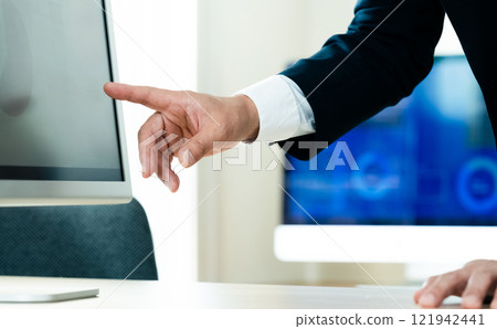 商人在電腦前解釋 121942441