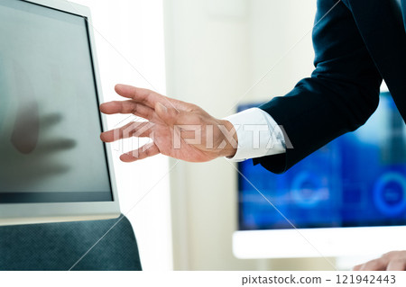 商人在電腦前解釋 121942443
