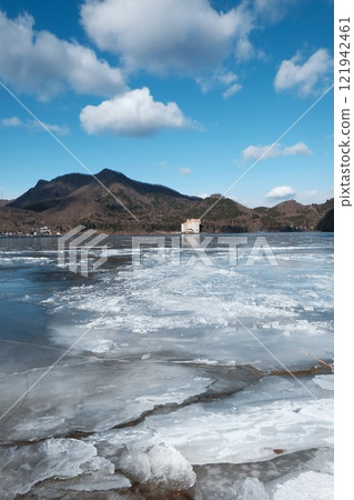 結冰的榛名湖 121942461