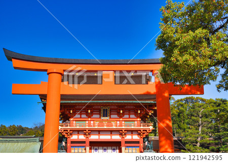 Beautiful torii gates and tower gates at Fushimi Inari Taisha Shrine in Kyoto (Fushimi Ward, Kyoto City) 121942595