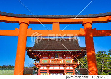 京都伏見稻荷大社美麗的鳥居與塔門(京都市伏見區) 京都伏見稻荷大社美麗的鳥居與塔門(京都市伏見區) 121942660