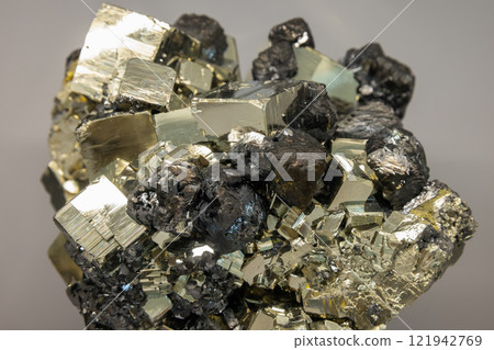 Druse of cubic crystals. The mineral pyrite or iron pyrite Druse of cubic crystals. The mineral pyrite or iron pyrite 121942769