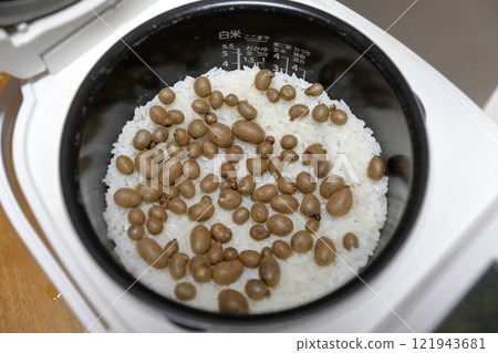 Rice cooked with mugwort 121943681
