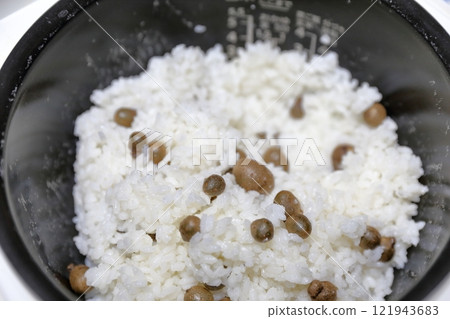 Rice cooked with mugwort 121943683