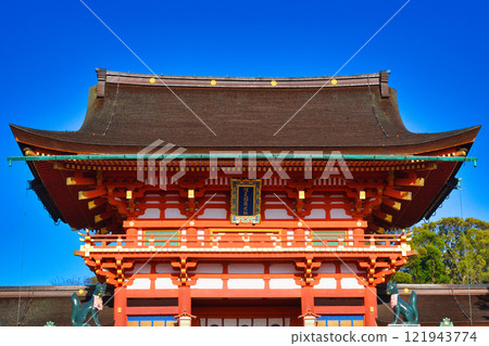 Beautiful tower gate and lion foxes at Fushimi Inari Taisha Shrine in Kyoto (Fushimi Ward, Kyoto City) 121943774