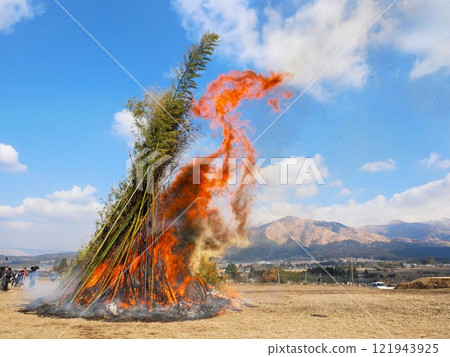 "Dondoya" in Minamiaso village (Kumamoto prefecture) is burning fiercely "Dondoya" in Minamiaso village (Kumamoto prefecture) is burning fiercely 121943925