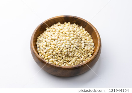 白色背景的木盤上盛有糯大麥 121944104