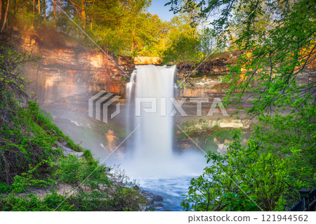 Minnehaha Falls in Minneapolis, Minnesota, USA 121944562