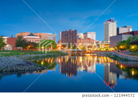 Rochester, Minnesota, USA cityscape on the Zumbro River 121944572
