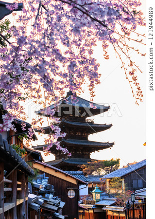 [Kyoto Prefecture] Hokanji Temple at dusk 121944989