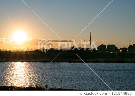 從東京江戶川看到的東京晴空塔 從東京江戶川看到的東京晴空塔 121944993