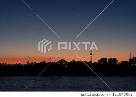 從東京江戶川看到的東京晴空塔 從東京江戶川看到的東京晴空塔 121945001