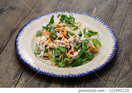 雞肉沙拉佐寮國羊肉，越南菜 121945139