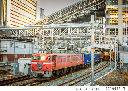 從目前正在改造的大阪站出發，開往日本海青森的臥舖特快列車。 121945245