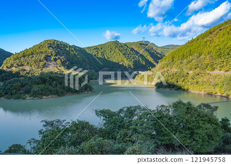森町（靜岡縣）太田川水壩的水壩湖（川瀨美湖）風景 121945758