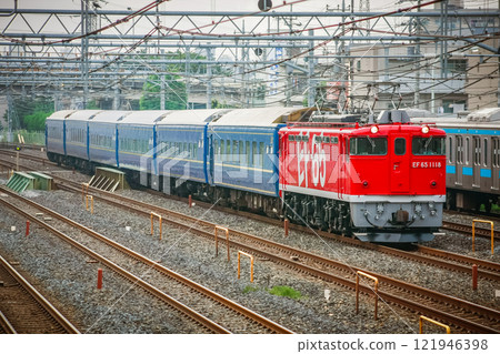 經過西川口附近的專列將由EF65 1118牽引。 121946398