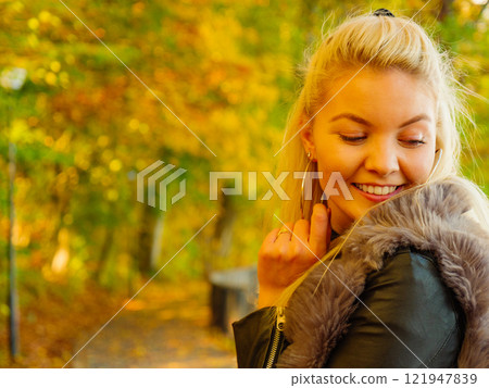 Fashion woman in autumn park Fashion woman in autumn park 121947839