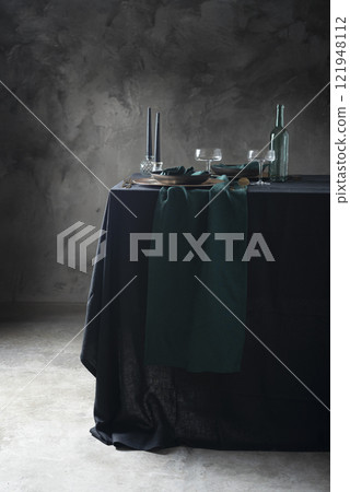 Table style decoration with dark linen tablecloth 121948112